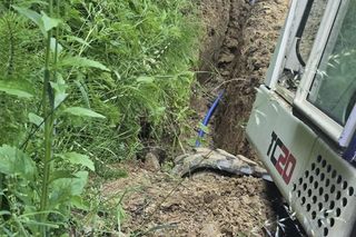 Mężczyzna przysypany w studni