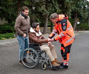 Na sygnale odc. 696. Nowy (Kamil Wodka), Wiktor Banach (Wojciech Kuliński), Luigi (Saverio Fabbri)