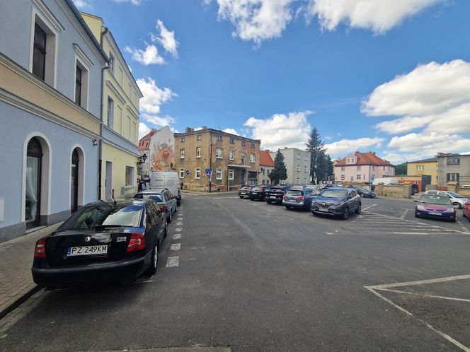 Zmiany na Placu Powstańców w Lesznie 