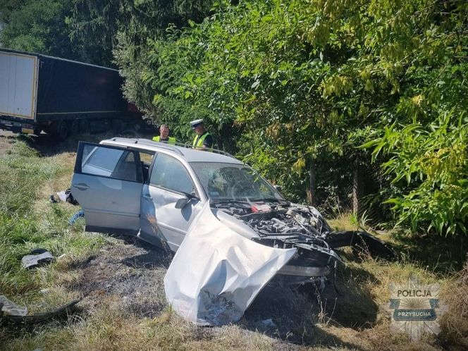 Dramat na drodze. 5 osób rannych pod Przysuchą. Tir roztrzaskał się z osobówką