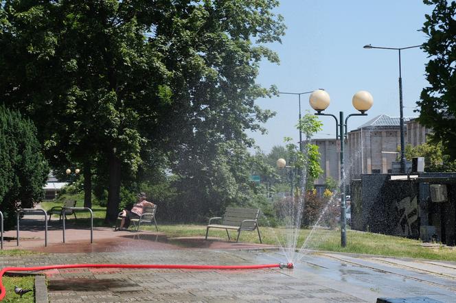 W Warszawie stanęły kurtyny wodne. Warszawiacy walczą z upałem