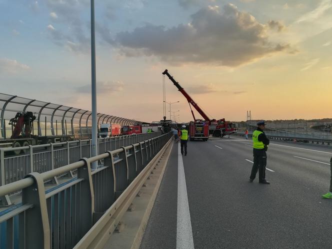 Wypadek ciężarówki ze zbożem na Autostradowej Obwodnicy Wrocławia