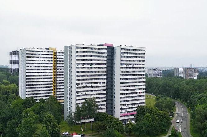 Katowice: 2-letni chłopiec wychylał się przez balkon na Osiedlu Tysiąclecia. Jego matka była na zakupach