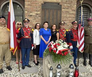 Chicagowska Polonia Święto Wojska Polskiego uczciła wcześniej. W wielu miejscach zapłonęły znicze