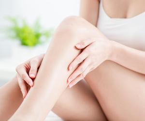 Domowe triki na depilację. Pożegnaj się z niechcianymi włoskami