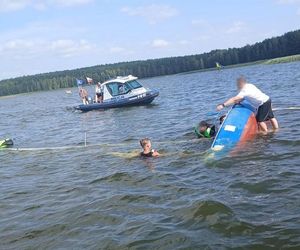 Chciał przepłynąć Wisłę wpław. Kiedy policjanci kazali mu wyjść z wody, przyspieszył. Potem zaczął się topić