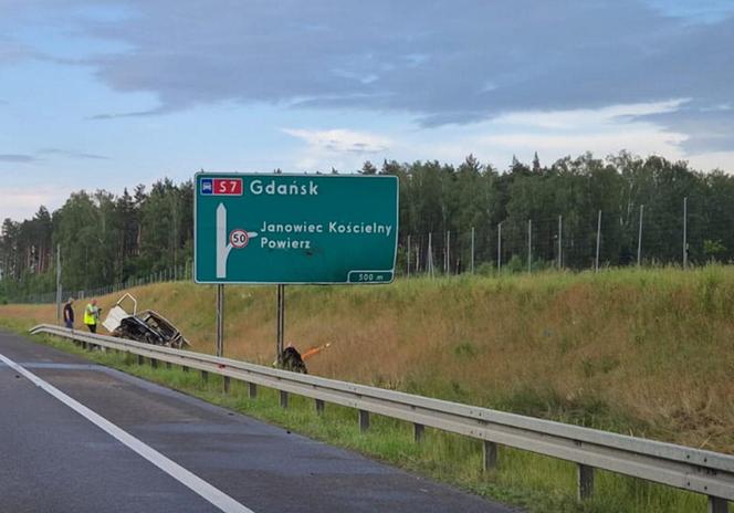 Śmiertelny wypadek na S7! Dwóch mężczyzn nie żyje. Bus huknął w bariery i wpadł do rowu [ZDJĘCIA]