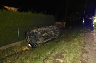 Pijany 19-latek dachował volkswagenem. Nie miał prawa jazdy, ale miał pasażerkę