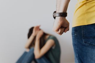 Groził żonie śmiercią. Wycelował do niej z broni