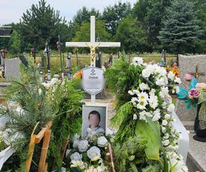 Grób 8-letniego Oskarka utonął w białych kwiatach