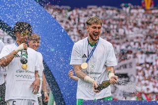 Kacper Tobiasz z jubileuszem w Legii. Walnął setkę i zgarnął puchar!