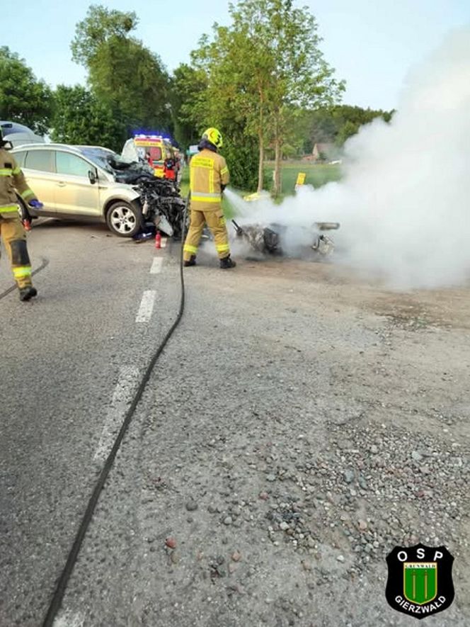  Zderzenie osobówki z motocyklem. Dwie osoby nie żyją