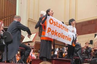 Aktywistki grupy Ostatnie Pokolenie weszły na scenę podczas koncertu w Filharmonii Narodowej. Orkiestra nie przestała grać [ZDJĘCIA i WIDEO]