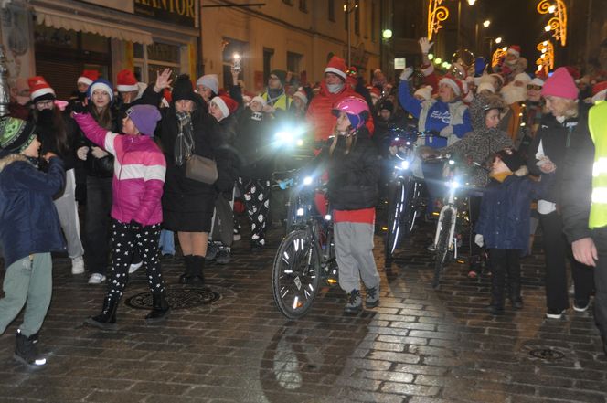 Orszak Świętego Mikołaja i choinka w Rynku w Kielcach