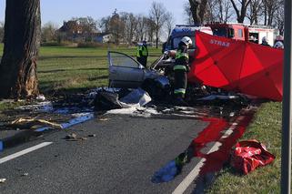 Tragedia pod Nakłem. Kierowca roztrzaskał się na drzewie