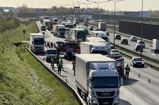 Szoferka kompletnie zmiażdżona, a kierowca wyszedł bez szwanku. Niesamowity wypadek na S8