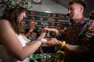 Ślub na Pol'and'Rock 2023. Jurek Owsiak pomógł młodym powiedzieć sakramentalne tak!