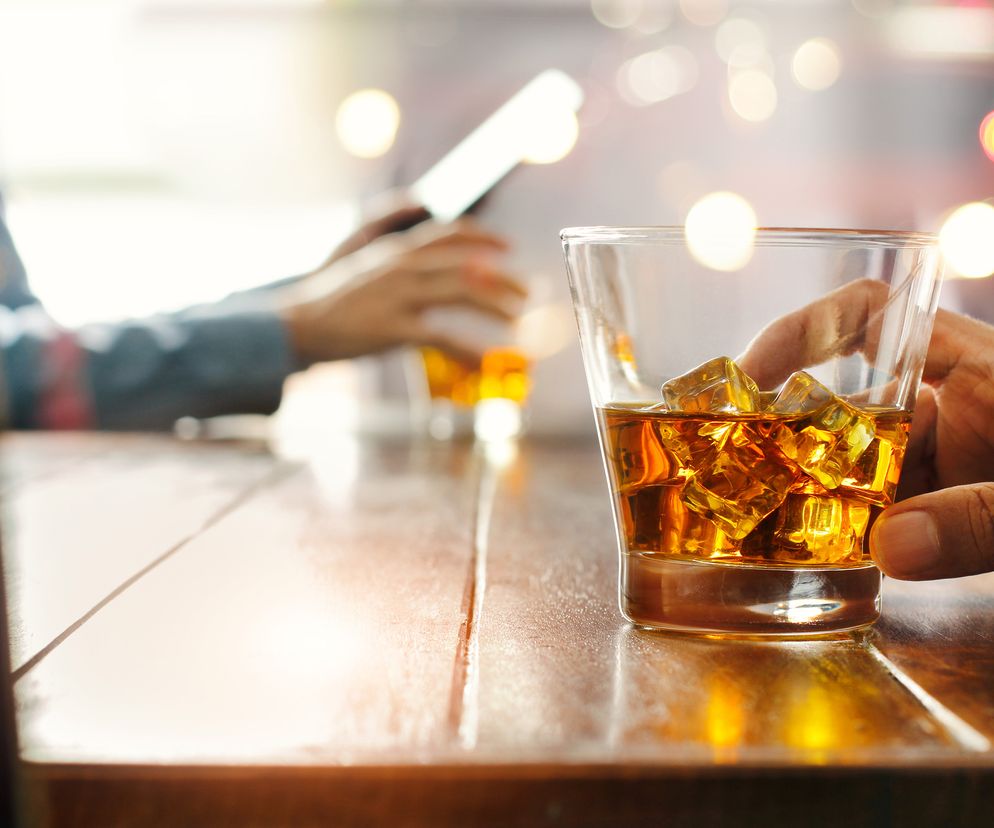 zbliżenie na szklankę z alkoholem