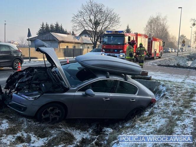 Jechał z kilkuletnim synem, podczas wyprzedzania zahaczył o latarnię