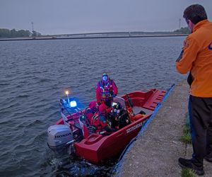 Zaginął 20-latek, jego samochód odnaleziono pod wodą. Trwa akcja ratownicza