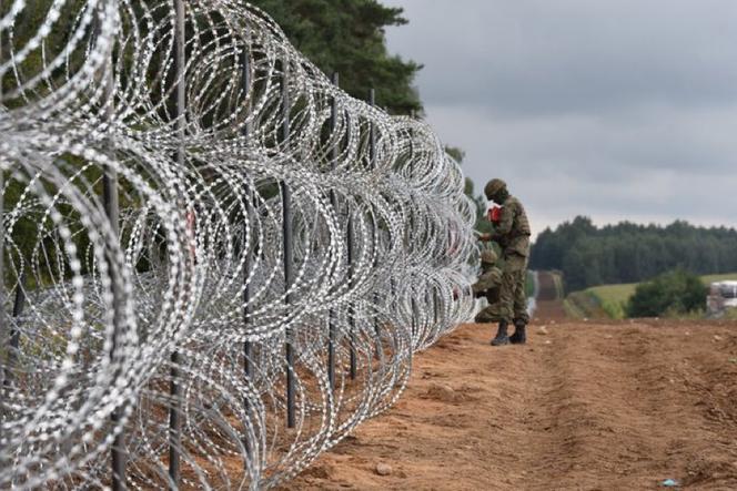 Szymaki. 13 osób zniszczyło płot na granicy polsko-białoruskiej