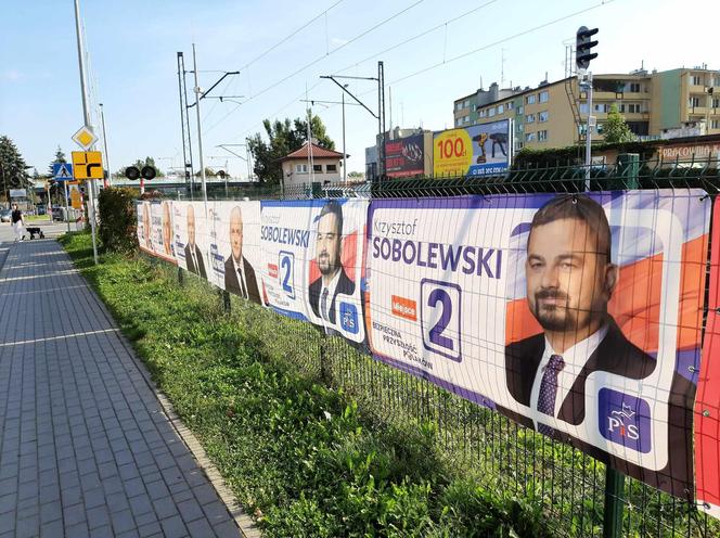 Rzeszowskie osiedla pozaklejane plakatami wyborczymi. Plakat na plakacie 