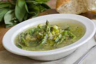Drobiowy rosół z zielonymi szparagami - pyszna zupa sezonowa