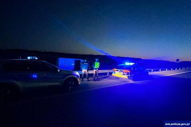 Ełk. Nocny pościg policjantów za kierowcą busa przewożącym nielegalnych imigrantów