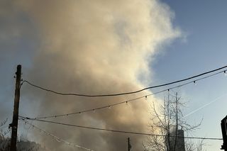 Pożar bazaru Różyckiego. Kłęby dymu nad historycznym targowiskiem