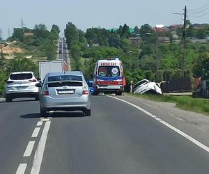 Wypadek na DK 42 w Parszowie. Auto wylądowało w rowie