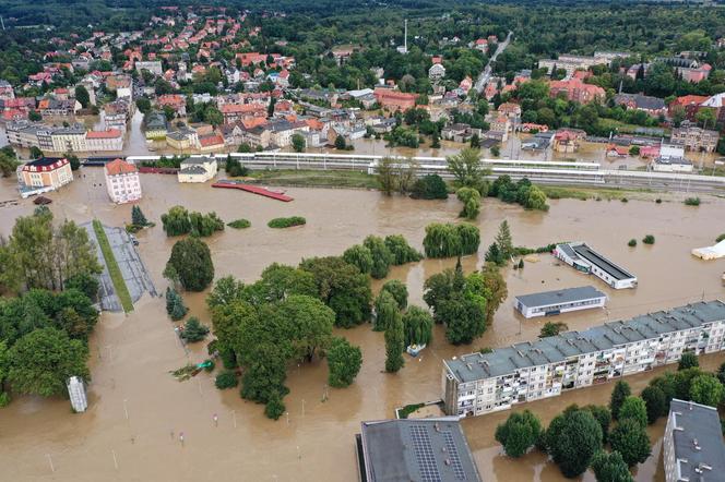 Dynamiczna sytuacja powodziowa. Rzeka Nysa Kłodzka zalała Kłodzko, 15 bm