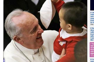 Chlopiec zdejmuje piuske Franciszkowi