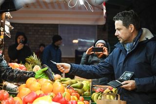Prezydent Warszawy podczas zakupów w Hali Mirowskiej 
