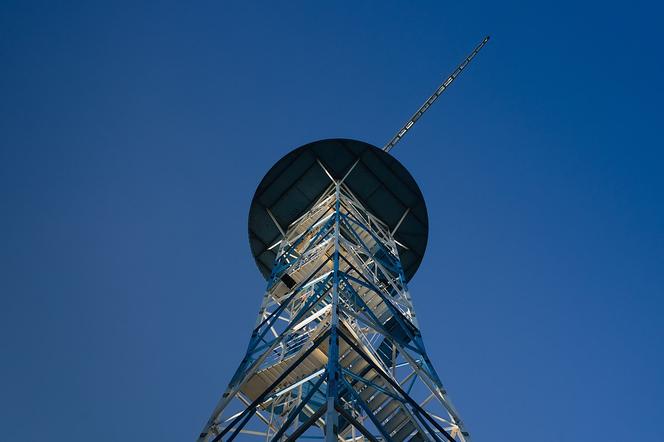Jedyna wieża spadochronowa w Polsce stoi w Katowicach. Jak przetrwała do dziś?