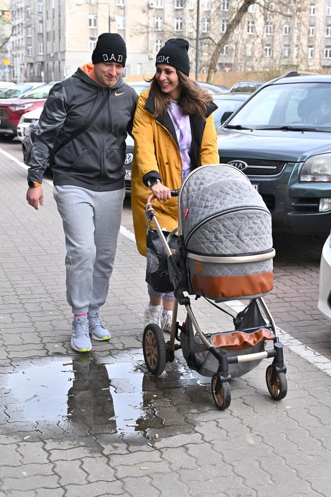 Kamila Ścibiorek walczy o odzyskanie formy po porodzie. Z miesięczną córeczką i ukochanym wybrała się do specjalistycznej kliniki