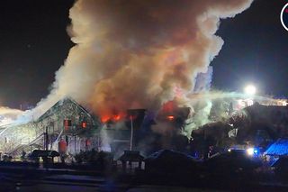 Pilna ewakuacja 200 osób z klubu muzycznego na Mazowszu. Wybuchł potężny pożar. Ranna jedna osoba