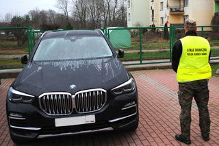 Fałszywe tablice rejestracyjne i dokumenty. BMW X5 skradzione w Luksemburgu odnalazło się w Polsce