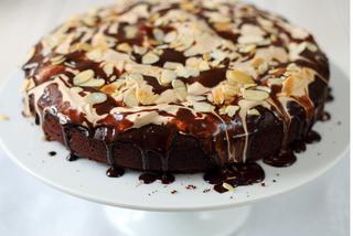 Tort czekoladowo-migdałowy: przepis na smaczny tort z czekoladą i migdałami
