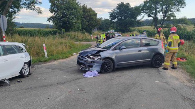 Poważny wypadek pod Dzierżoniowem. Zderzyły się trzy auta, są ranni 