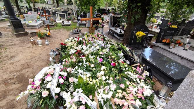 Grób nauczycielki, która odebrała sobie życie utonął w kwiatach