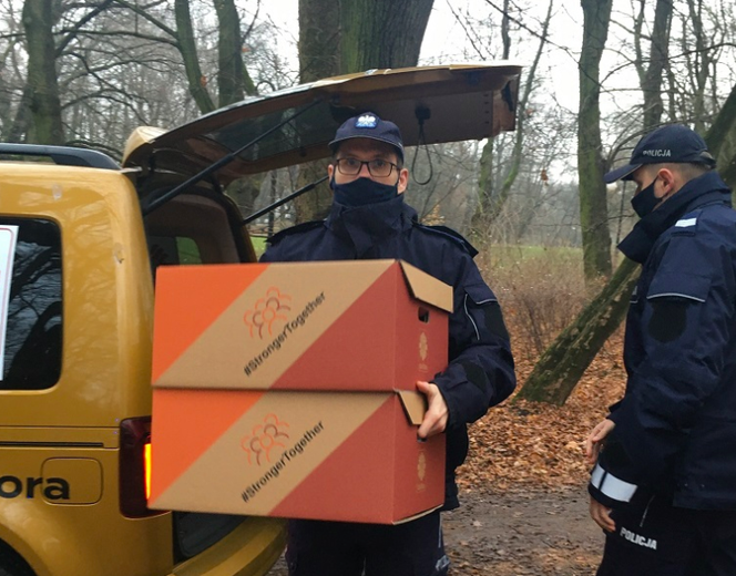 Policjanci wręczali bezdomnym paczki z ubraniami