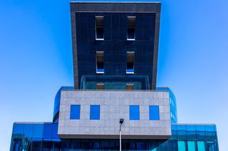 Biurowiec w kształcie czajnika stoi w Warszawie - zdjęcia. Zobacz, jak wygląda