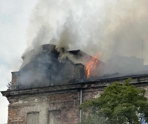 Wielki pożar na Pradze-Północ. Kłęby czarnego dymu nad Warszawą