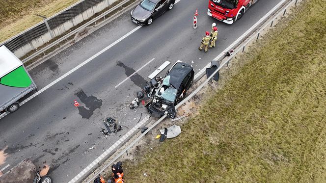 Wjechał Uberem prosto w drogowców. Są ranni