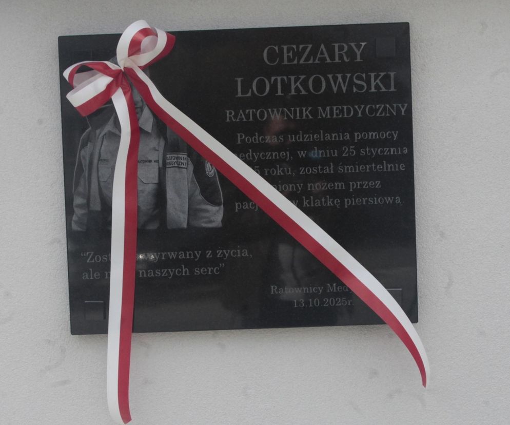 Biała Podlaska. Odsłonięcie tablicy poświęconej ratownikowi medycznemu. 64-latek został śmiertelnie dźgnięty nożem na służbie [ZDJĘCIA]