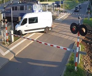 Dostawczak wjechał pod pociąg! Ogromne utrudnienia na kolei