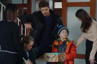 M jak miłość odc. 1734. Iza (Adriana Kalska), Marcin (Mikołaj Roznerski), Szymek (Staś Szczypiński), Maja (Laura Jankowska), Monika (Aleksandra Sroka)