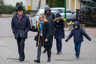 Rafał Trzaskowski jedzie z rodziną metrem na zaprzysiężenie