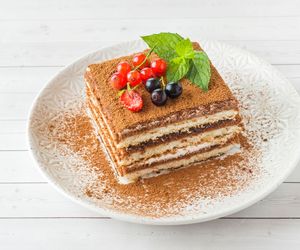 Przepyszne ciasto kawowe bez pieczenia - smakołyk z 4 składników dobry na każdą okazję