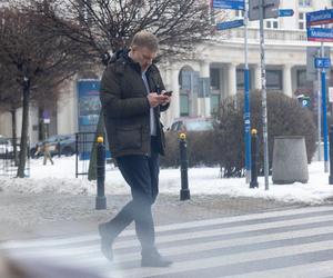 Adrian Zandberg na pasach z nosem w telefonie